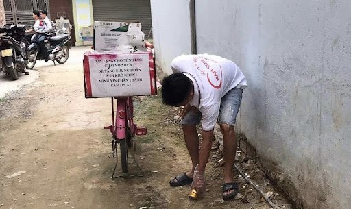 Ông chủ tiệm tranh đá quý làm việc “lạ” giúp người 